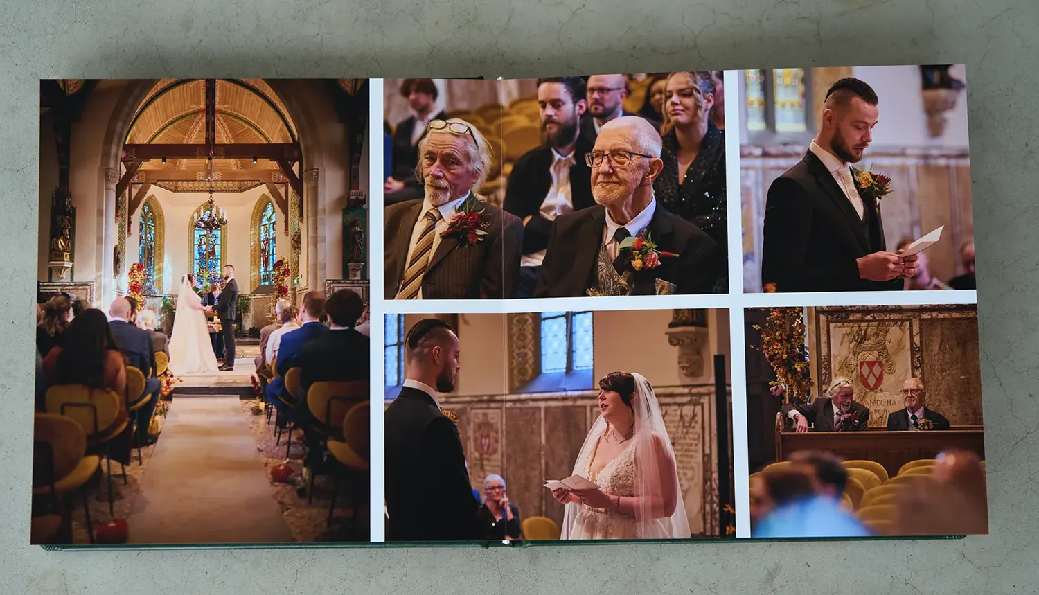 Linnen omslag van een trouwalbum van dichtbij