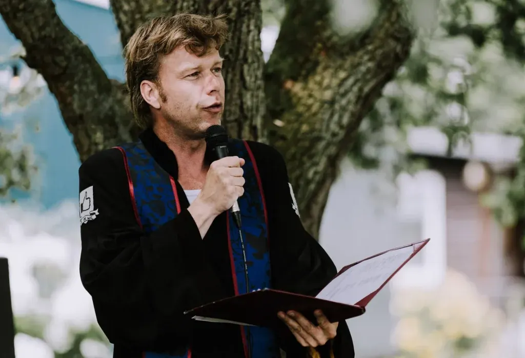 Jelle Kuiper, buitengewoon ambtenaar, tijdens een ceremonie