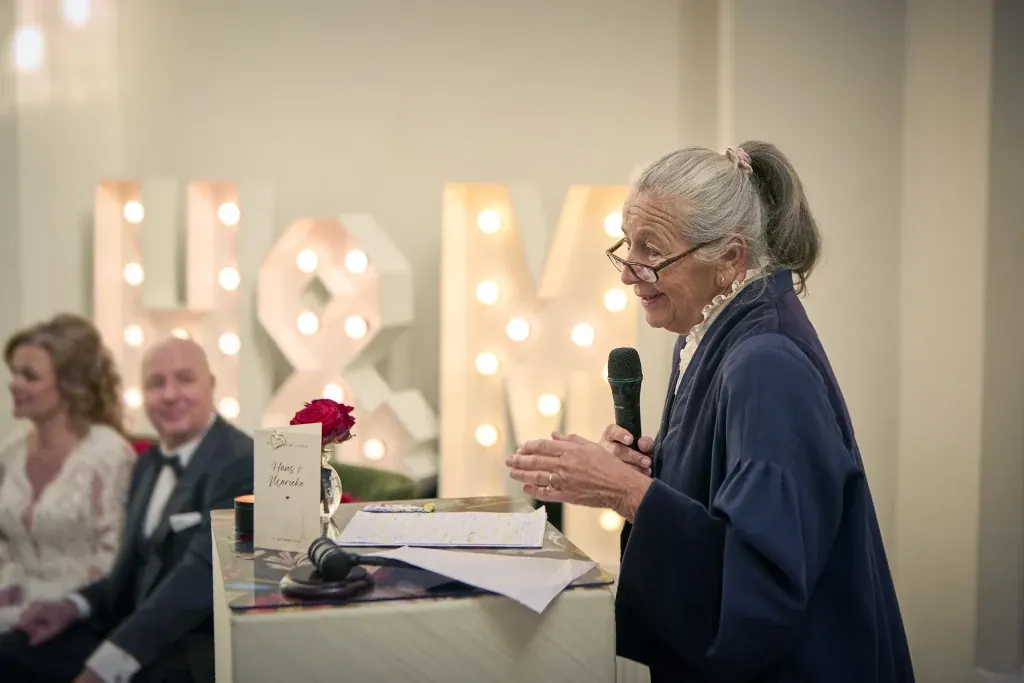 Anke Minnee, trouwambtenaar, tijdens een ceremonie