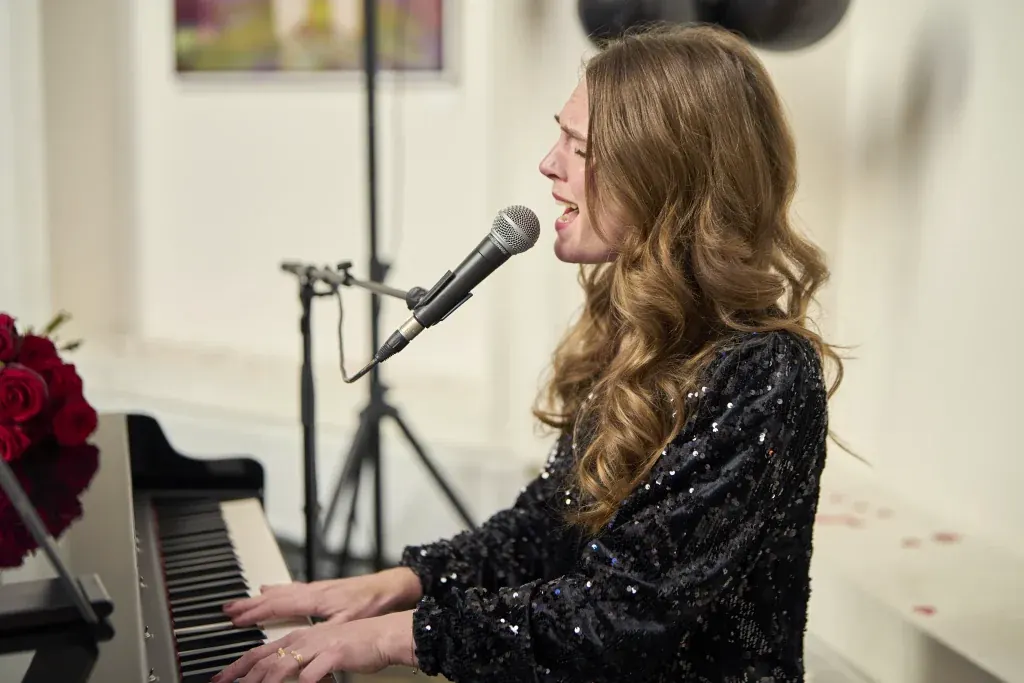 Fenna zingt live tijdens een bruiloft