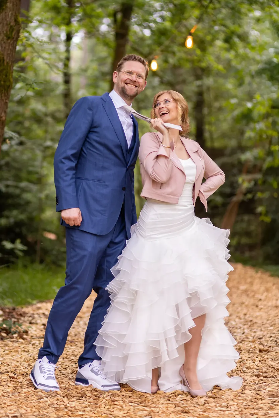 Bruidspaar tijdens de fotoshoot op hun trouwdag
