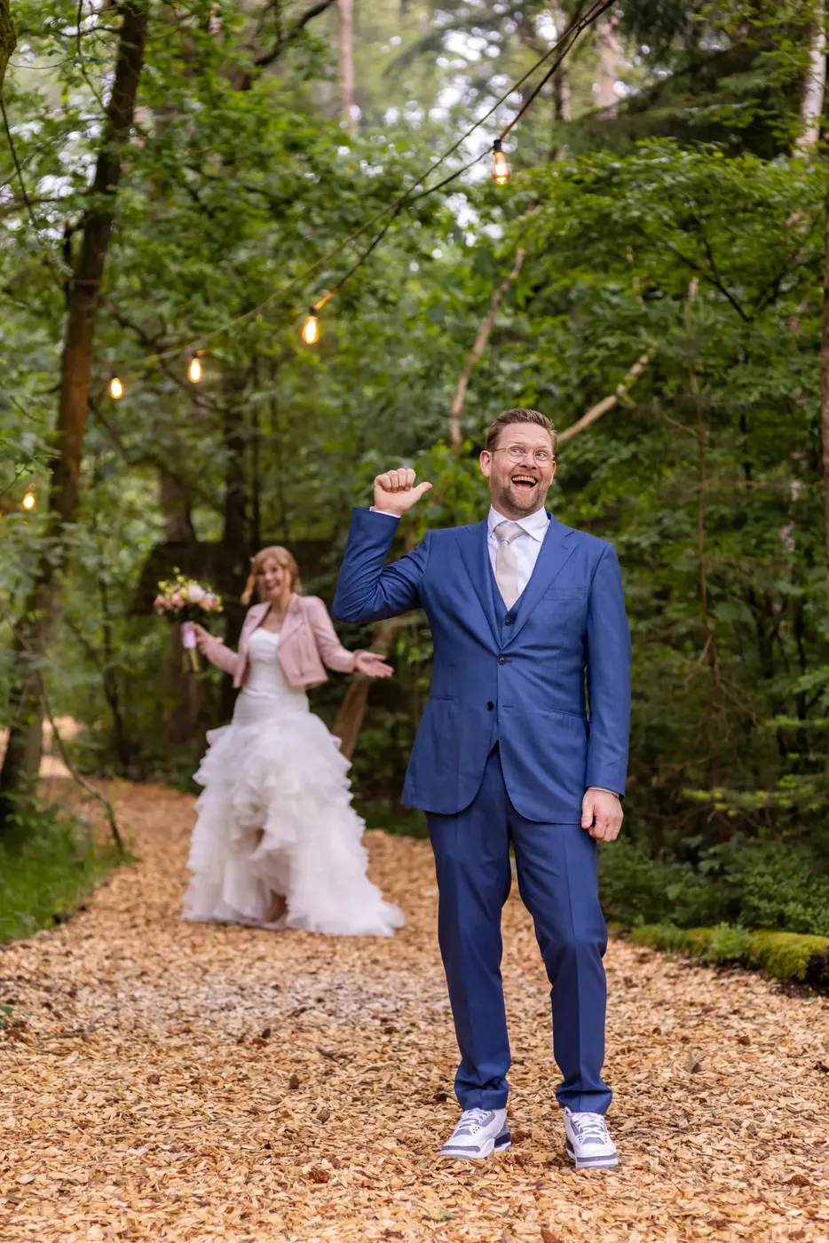Bruidspaar tijdens de fotoshoot op hun trouwdag