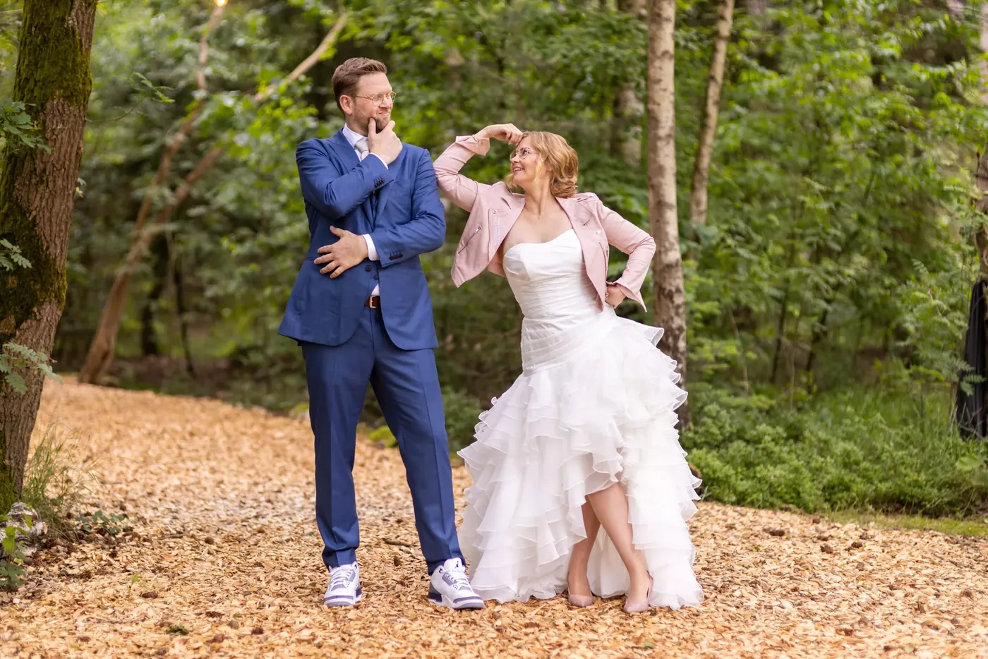 Bruidspaar tijdens de fotoshoot op hun trouwdag