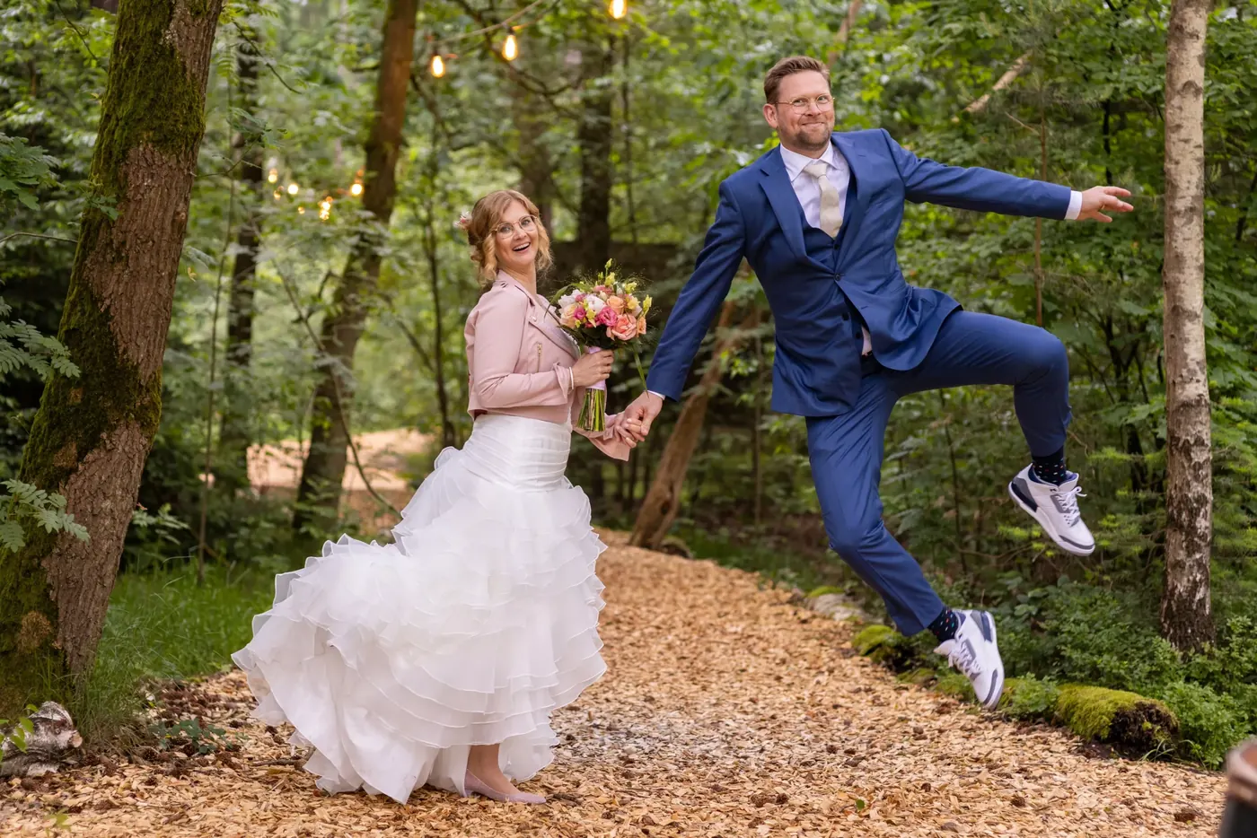 Bruidspaar tijdens de fotoshoot op hun trouwdag