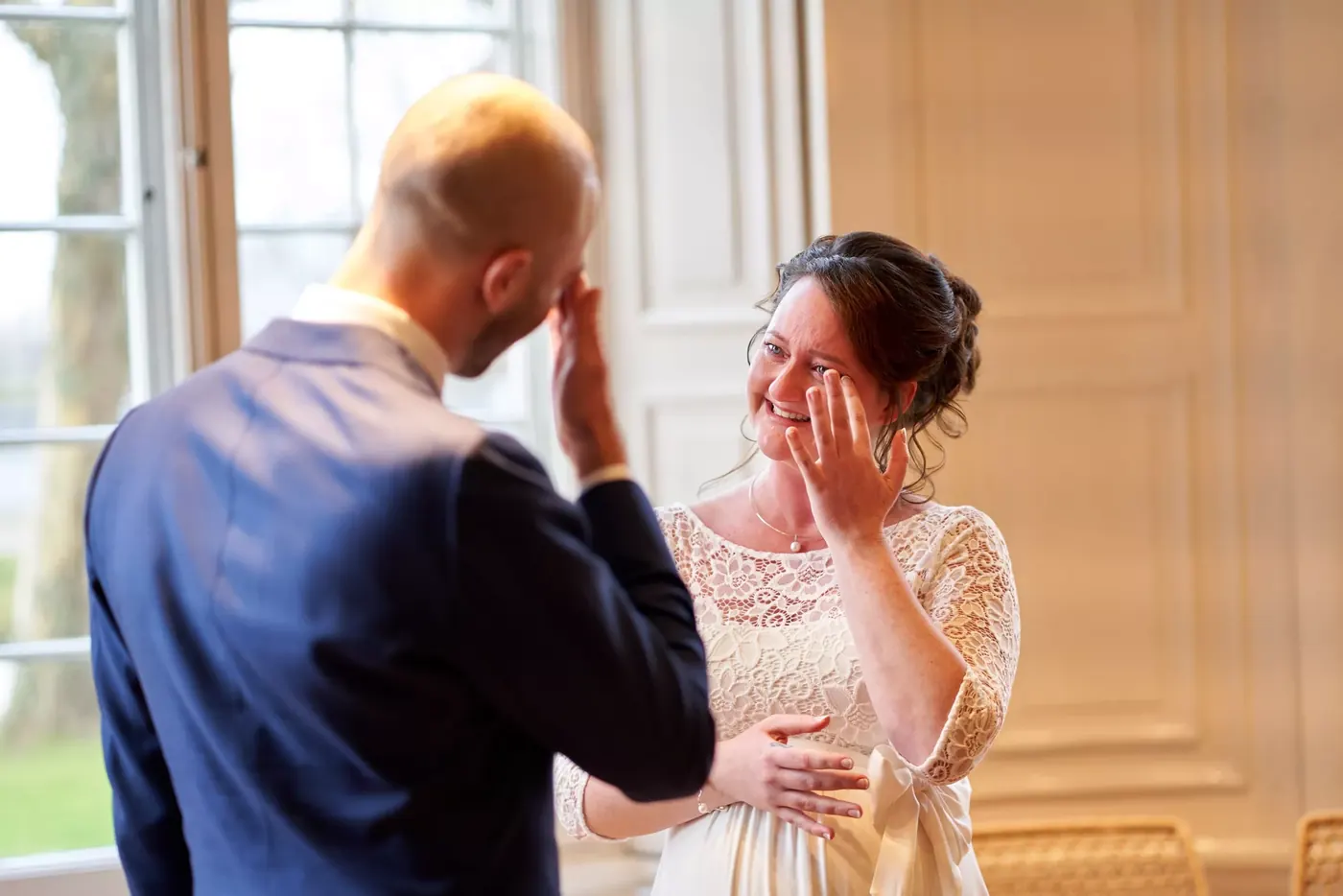 Bruid met tranen in haar ogen tijdens de ceremonie