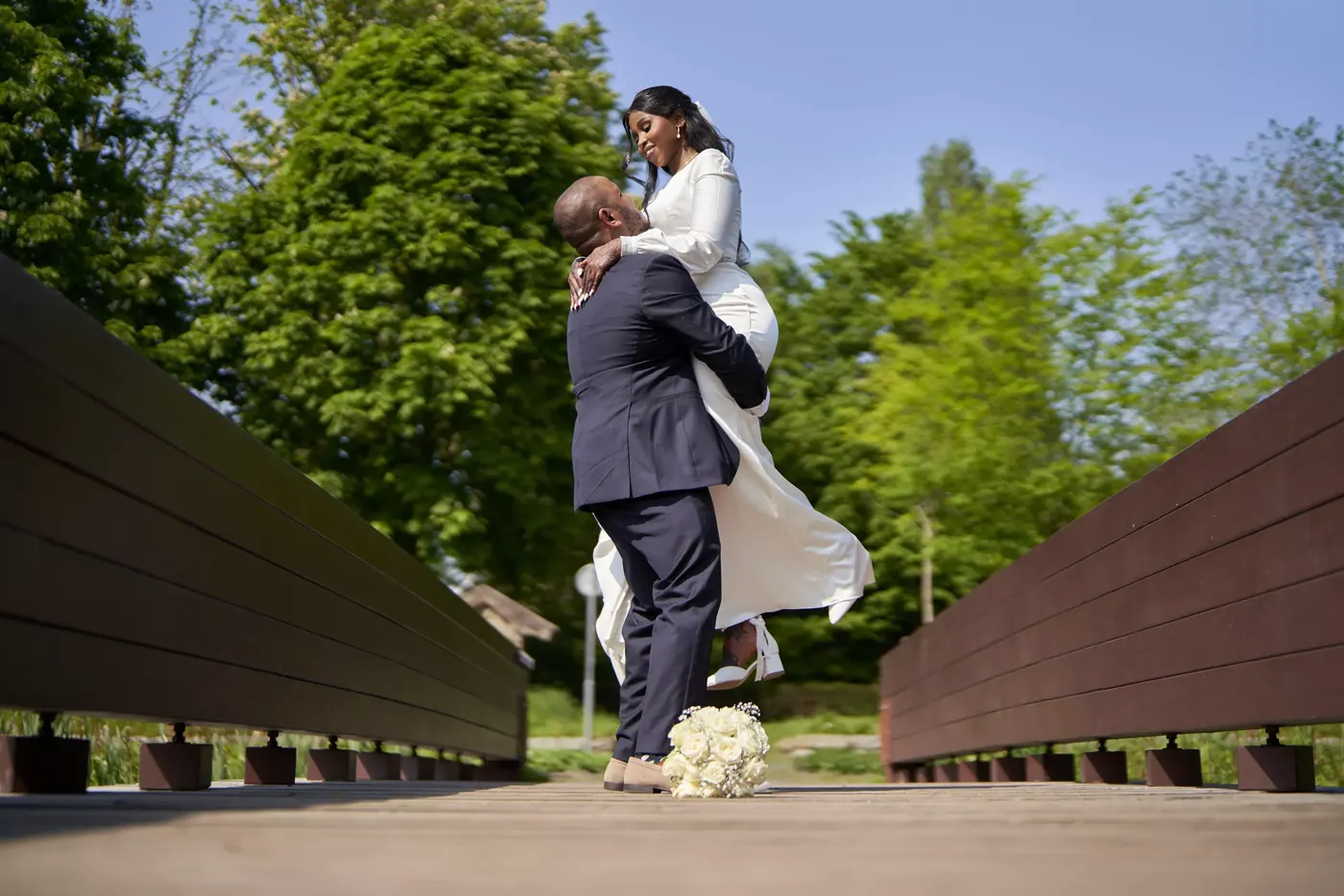 Bruidspaar tijdens de fotoshoot op hun trouwdag