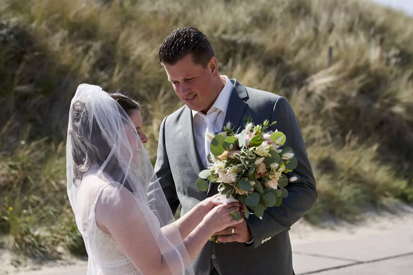 Bruidspaar tijdens de fotoshoot op hun trouwdag