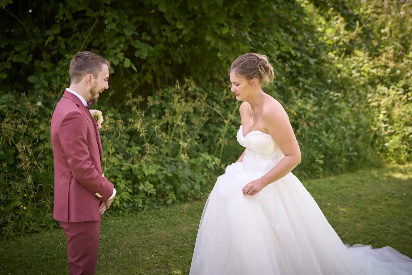 Bruidspaar tijdens de fotoshoot op hun trouwdag