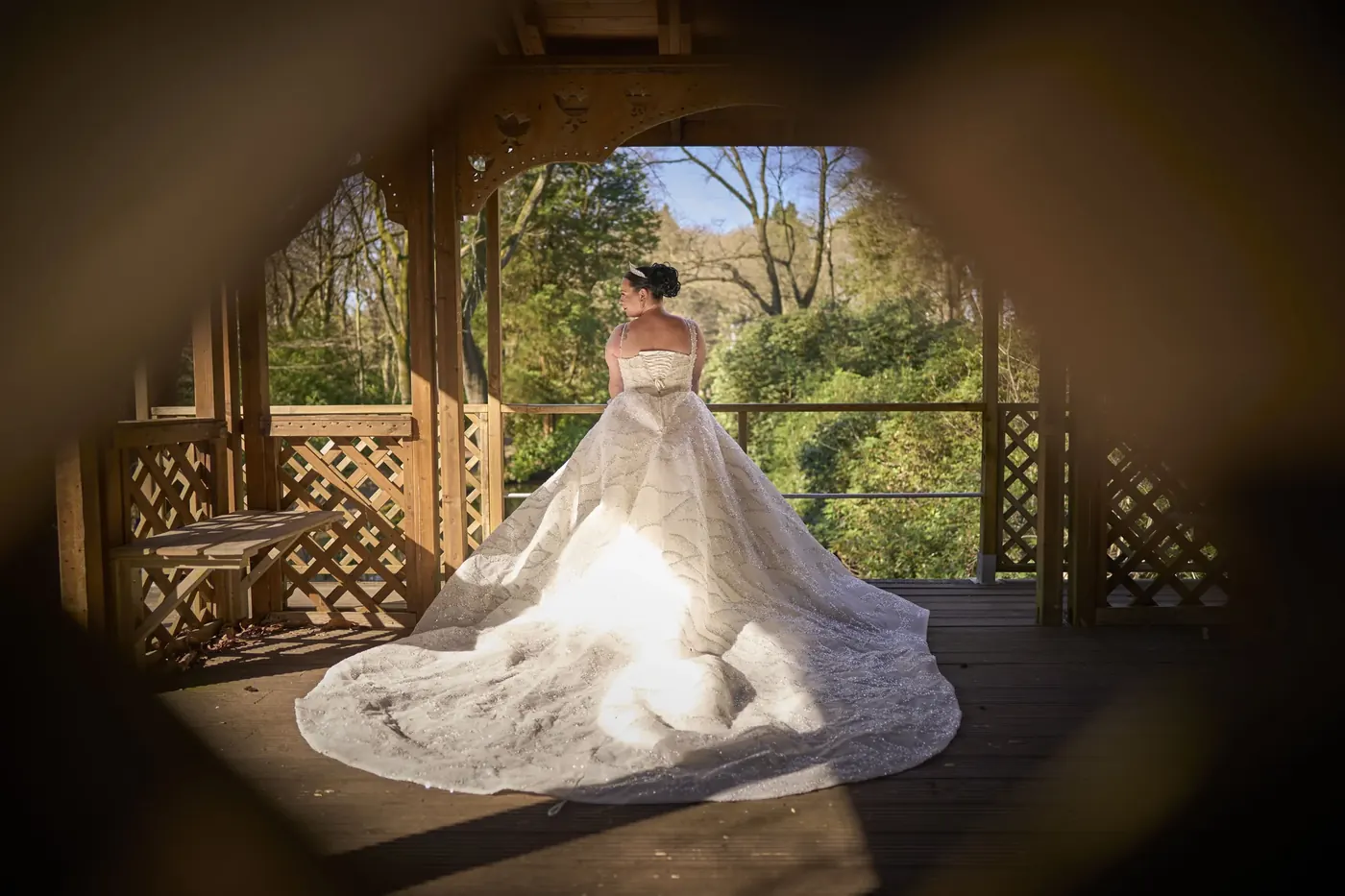 Bruidspaar tijdens de fotoshoot op hun trouwdag