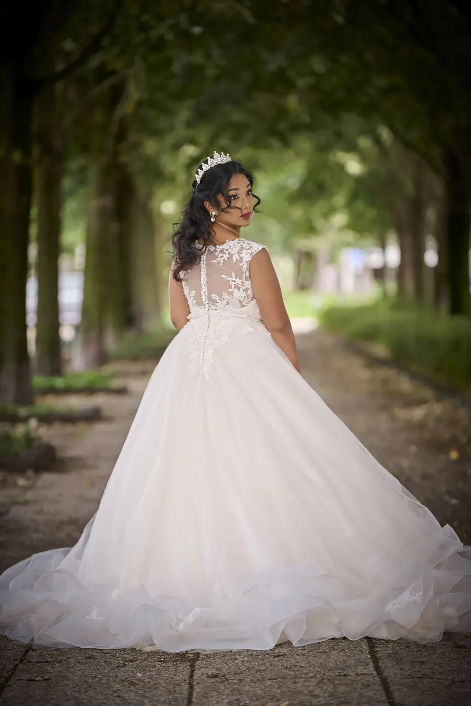 Bruidspaar tijdens de fotoshoot op hun trouwdag