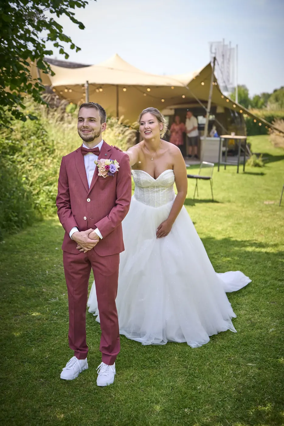 Bruidspaar tijdens de fotoshoot op hun trouwdag
