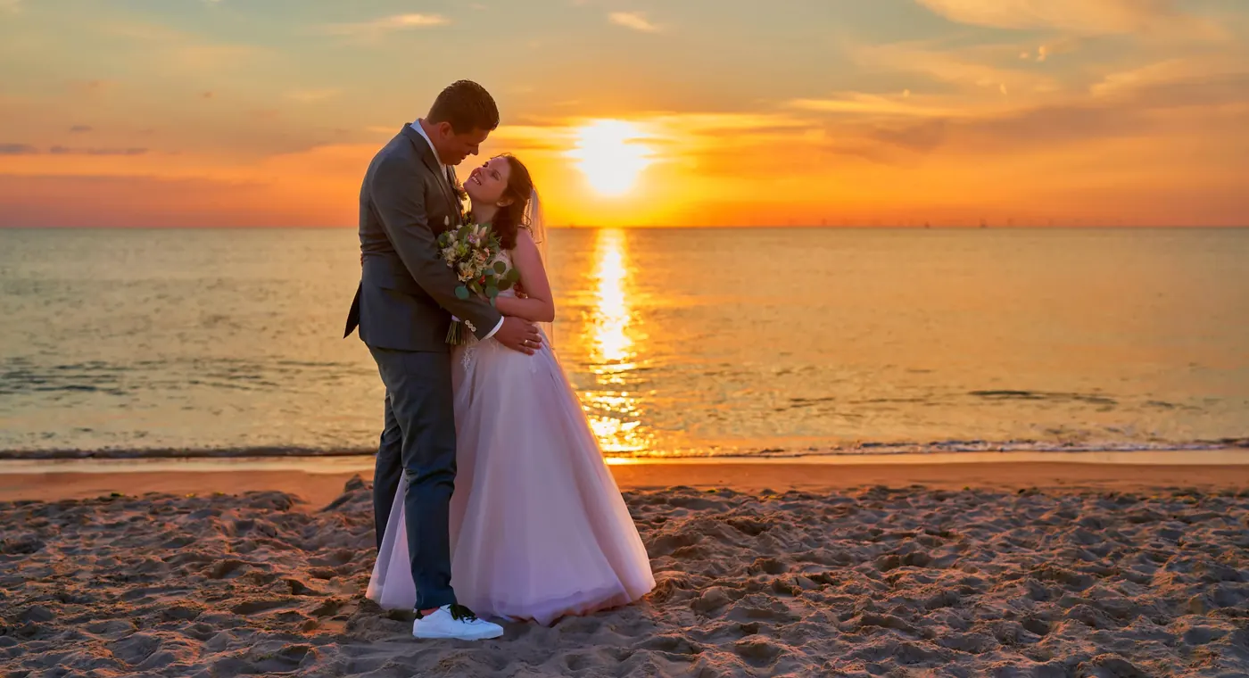 Bruidspaar tijdens de fotoshoot op hun trouwdag
