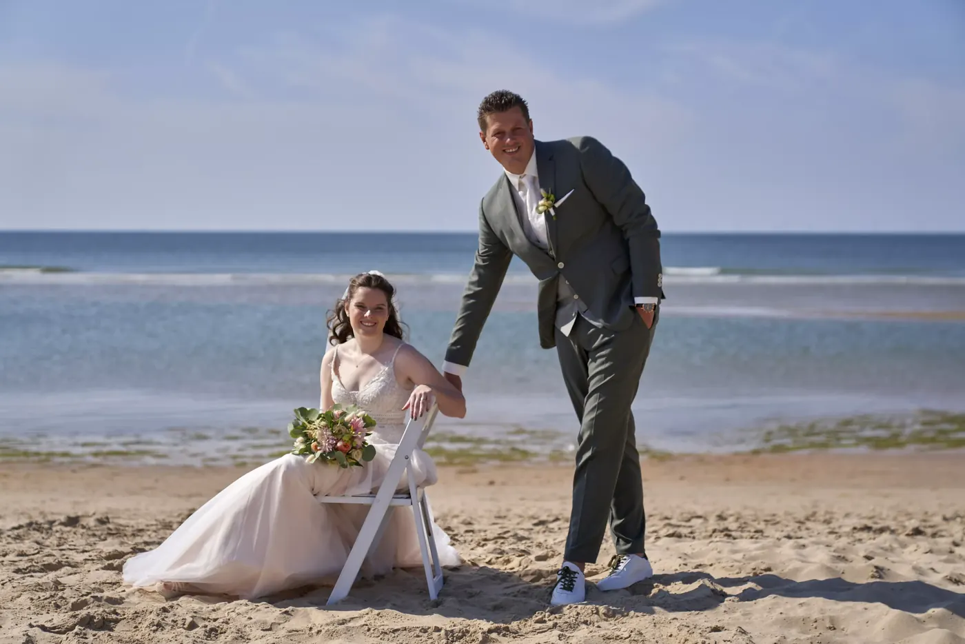 Bruidspaar tijdens de fotoshoot op hun trouwdag