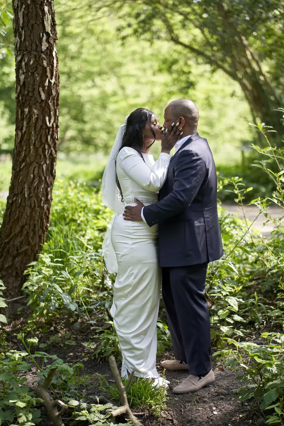 Bruidspaar tijdens de fotoshoot op hun trouwdag
