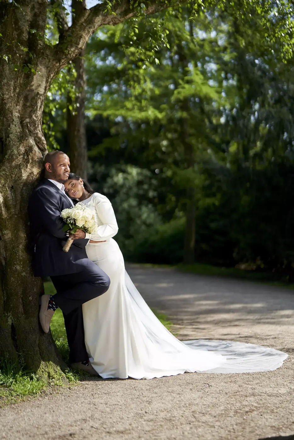 Bruidspaar tijdens de fotoshoot op hun trouwdag