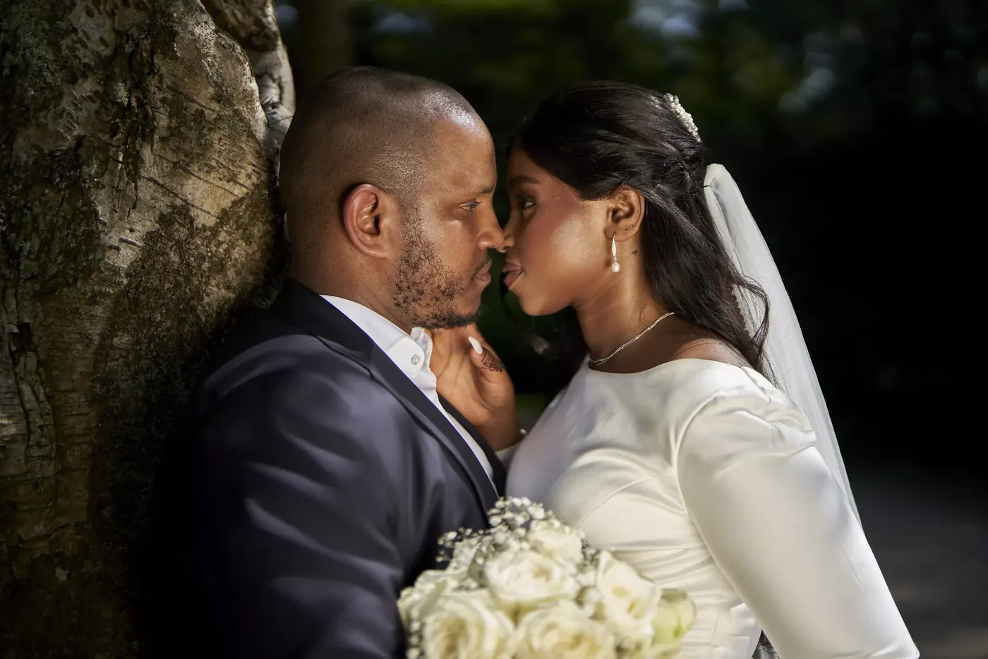 Bruidspaar tijdens de fotoshoot op hun trouwdag