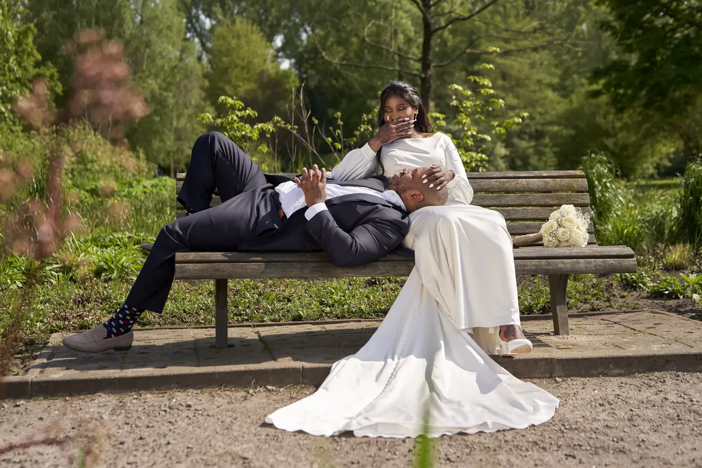 Bruidspaar tijdens de fotoshoot op hun trouwdag