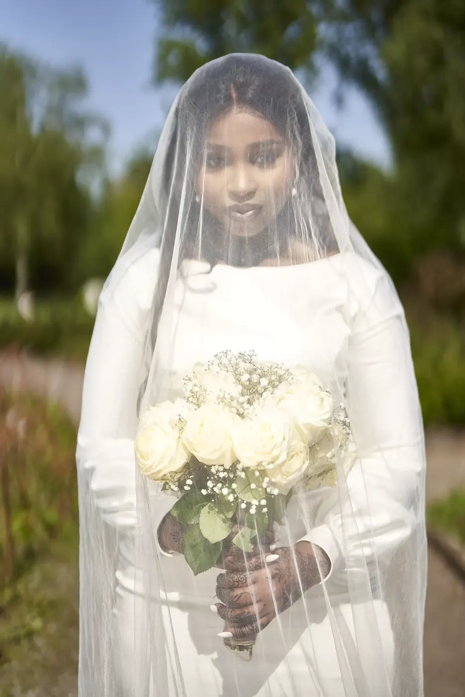 Bruidspaar tijdens de fotoshoot op hun trouwdag