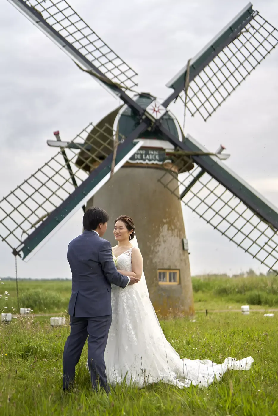 Bruidspaar tijdens de fotoshoot op hun trouwdag