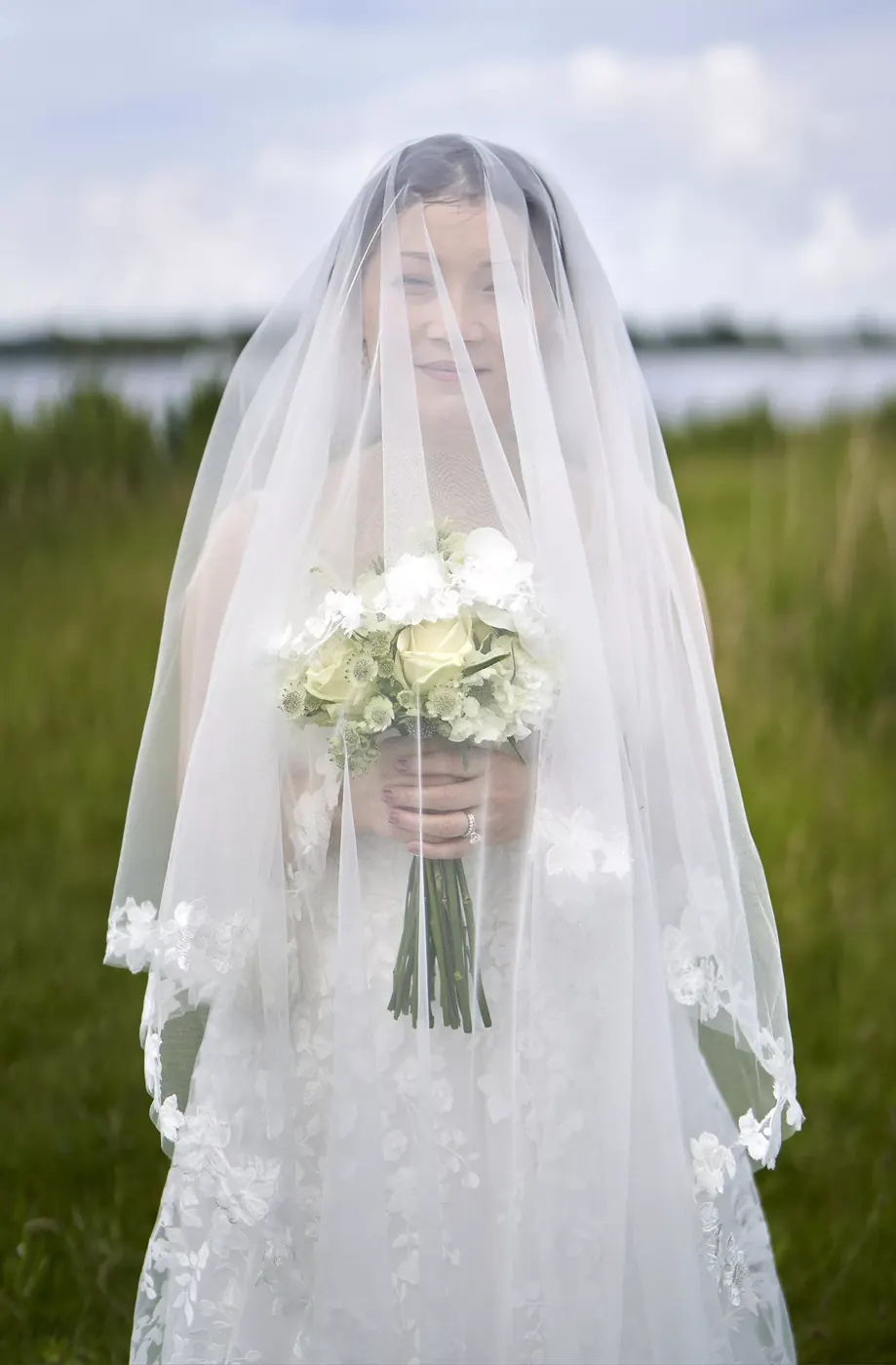 Bruidspaar tijdens de fotoshoot op hun trouwdag