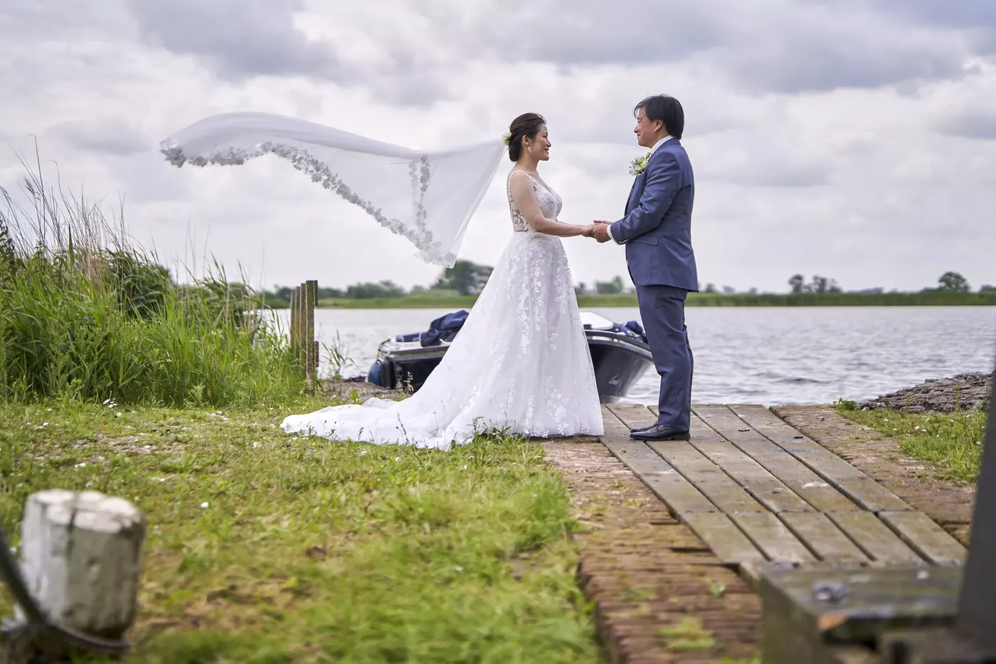 Bruidspaar tijdens de fotoshoot op hun trouwdag