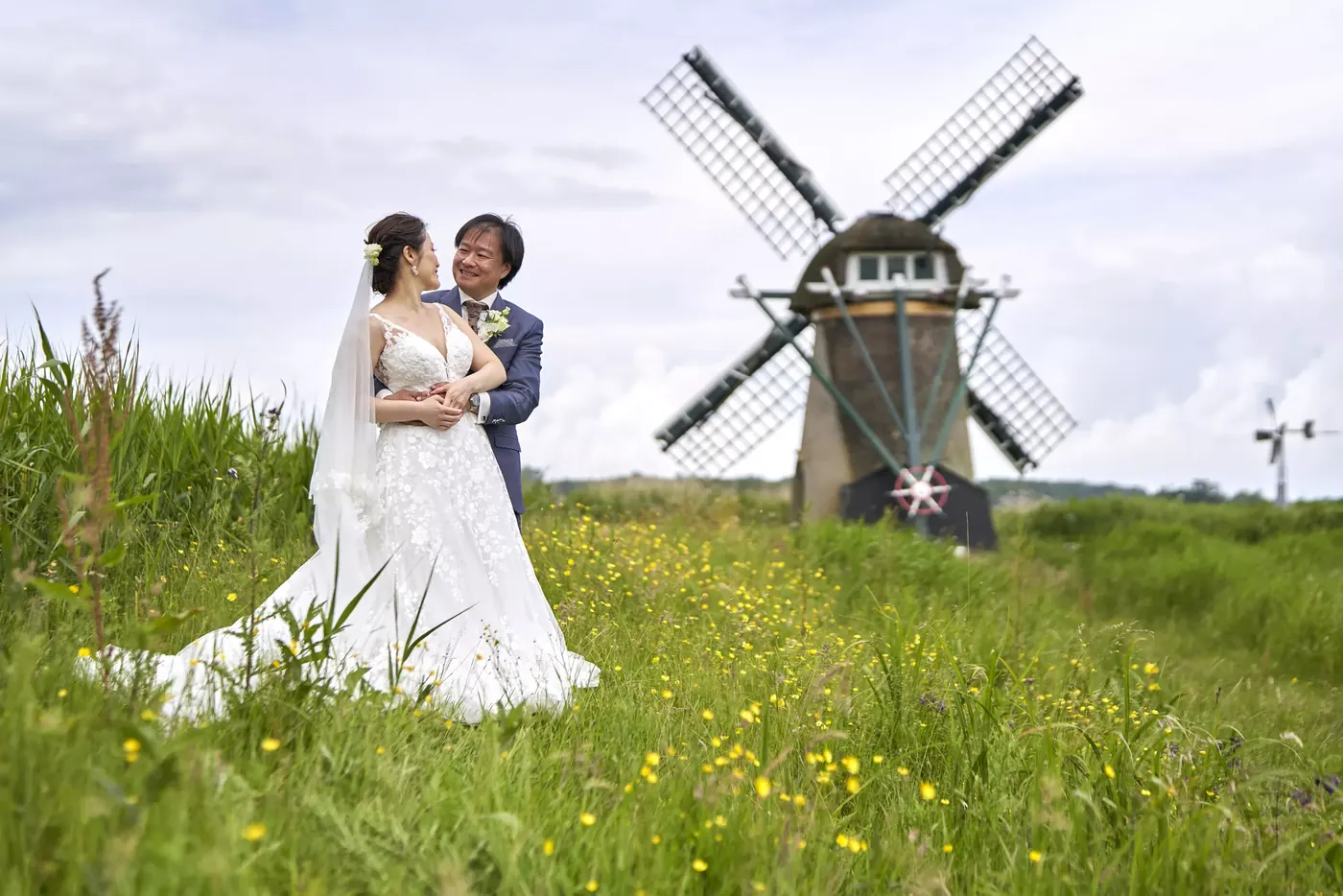 Bruidspaar tijdens de fotoshoot op hun trouwdag