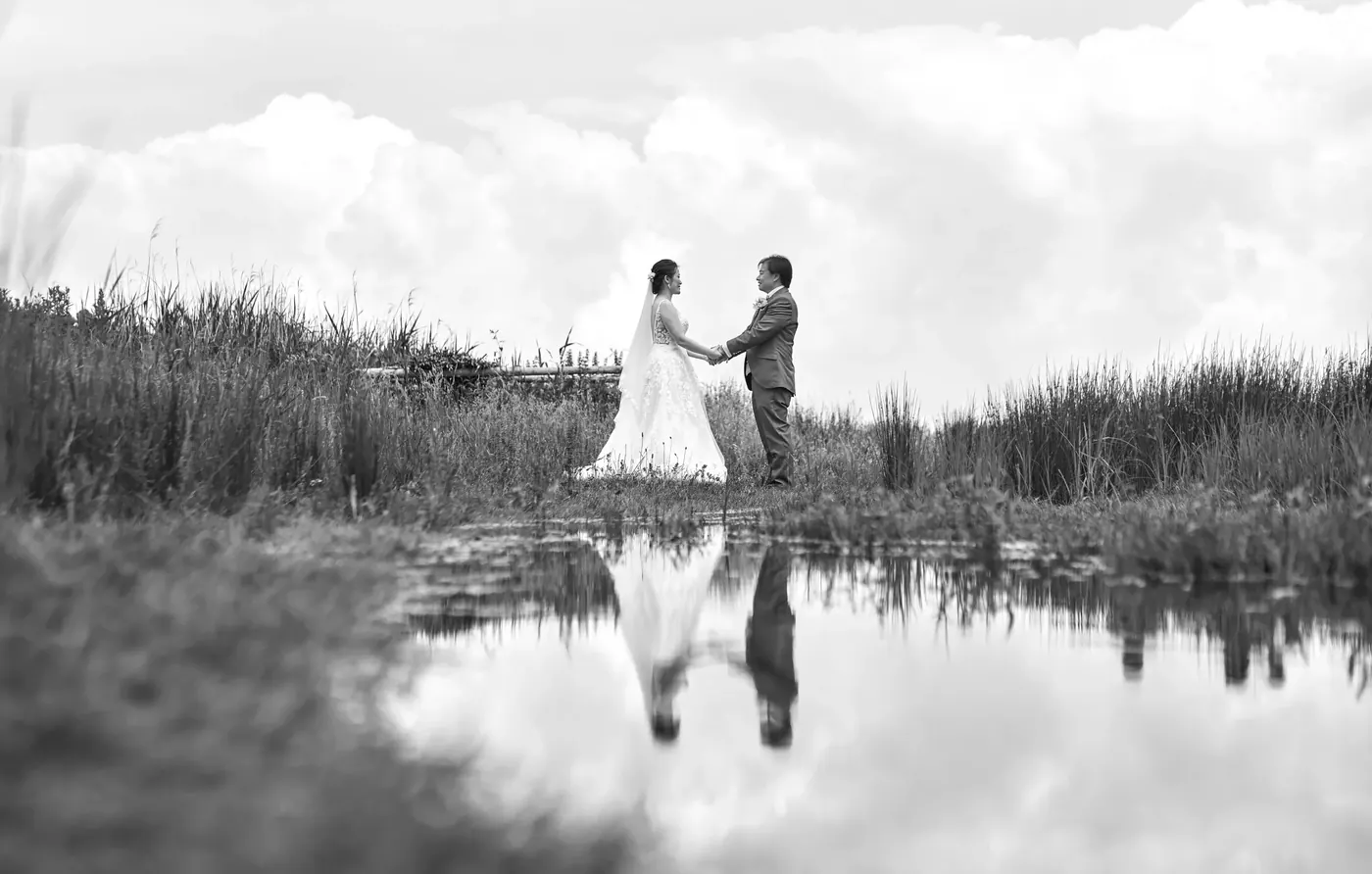 Bruidspaar tijdens de fotoshoot op hun trouwdag