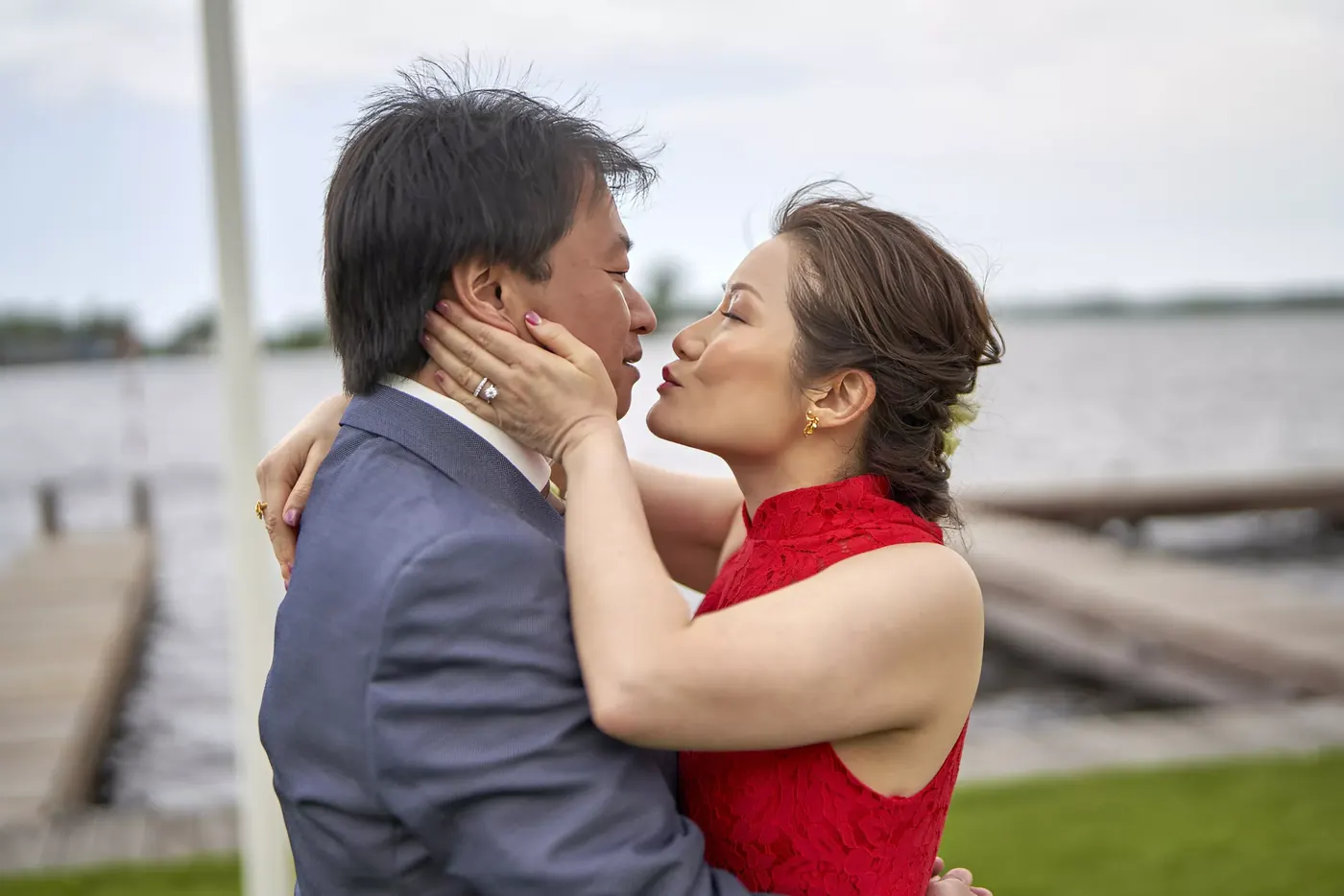Bruidspaar tijdens de fotoshoot op hun trouwdag