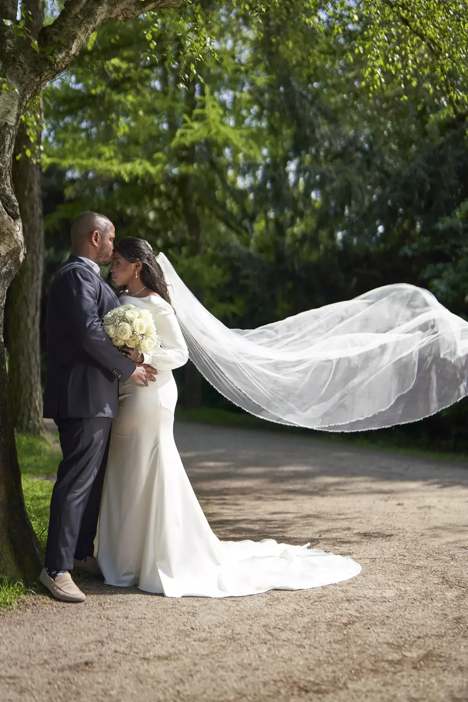 Bruidspaar tijdens de fotoshoot op hun trouwdag