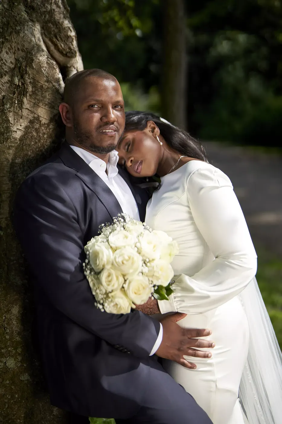Bruidspaar tijdens de fotoshoot op hun trouwdag