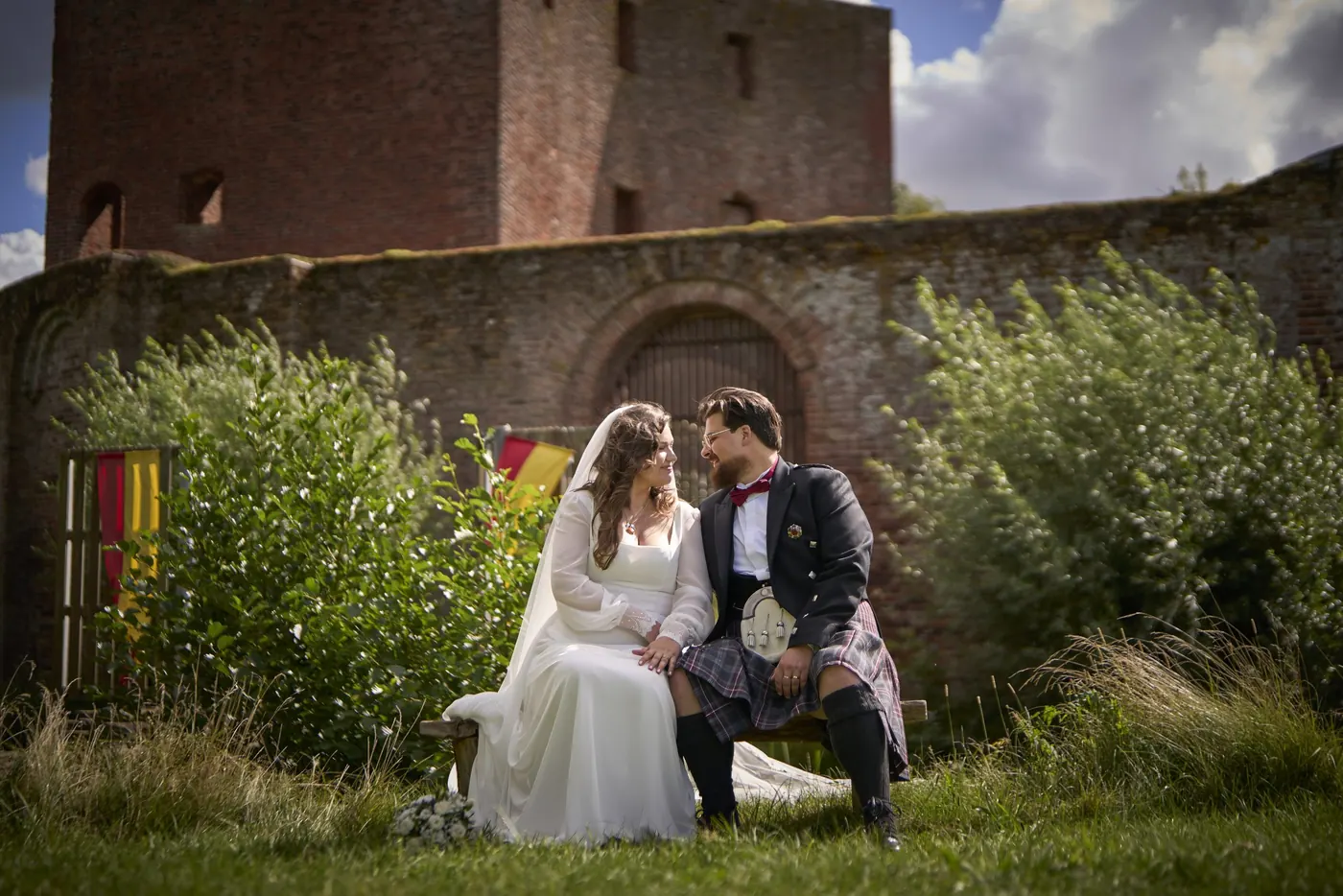 Bruidspaar tijdens de fotoshoot op hun trouwdag