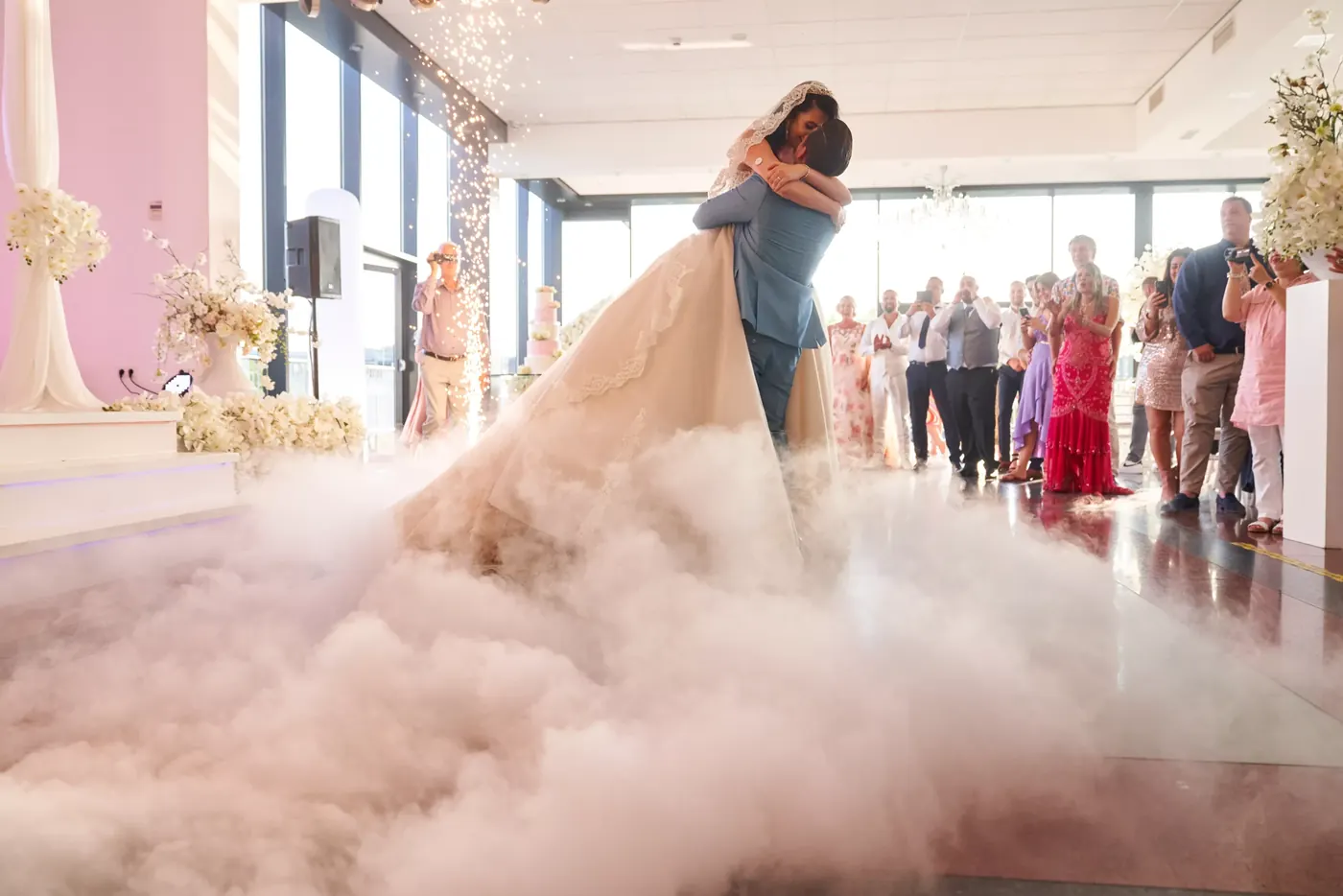 Openingsdans van het bruidspaar met lage rook en koud vuurwerk