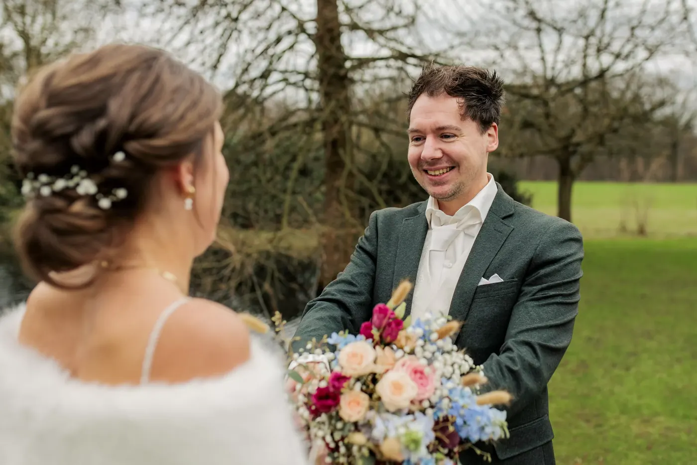 Bruidspaar tijdens de fotoshoot op hun trouwdag