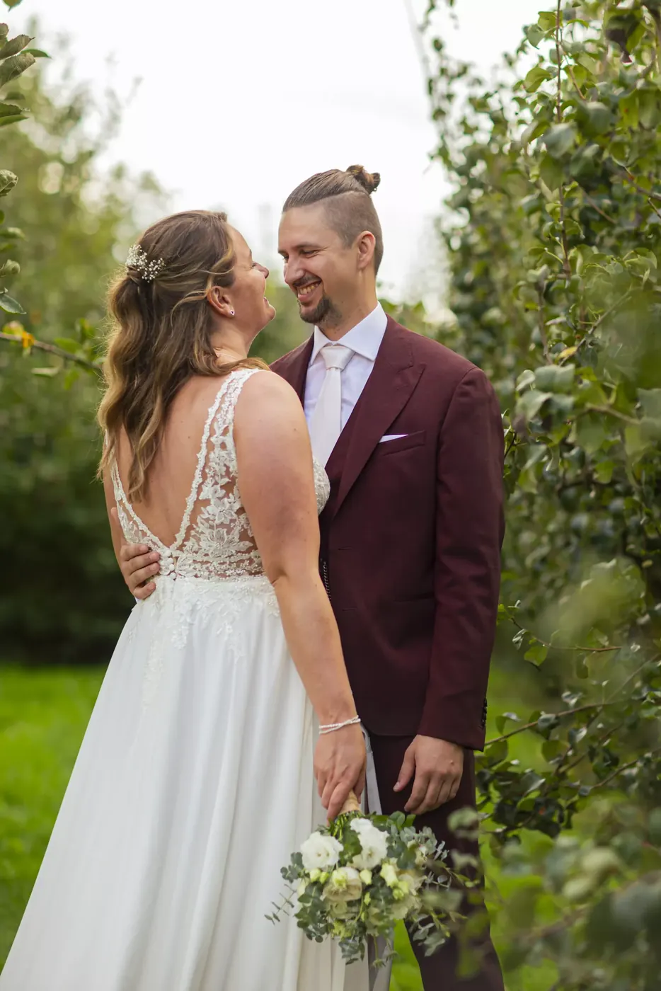 Bruidspaar tijdens de fotoshoot op hun trouwdag