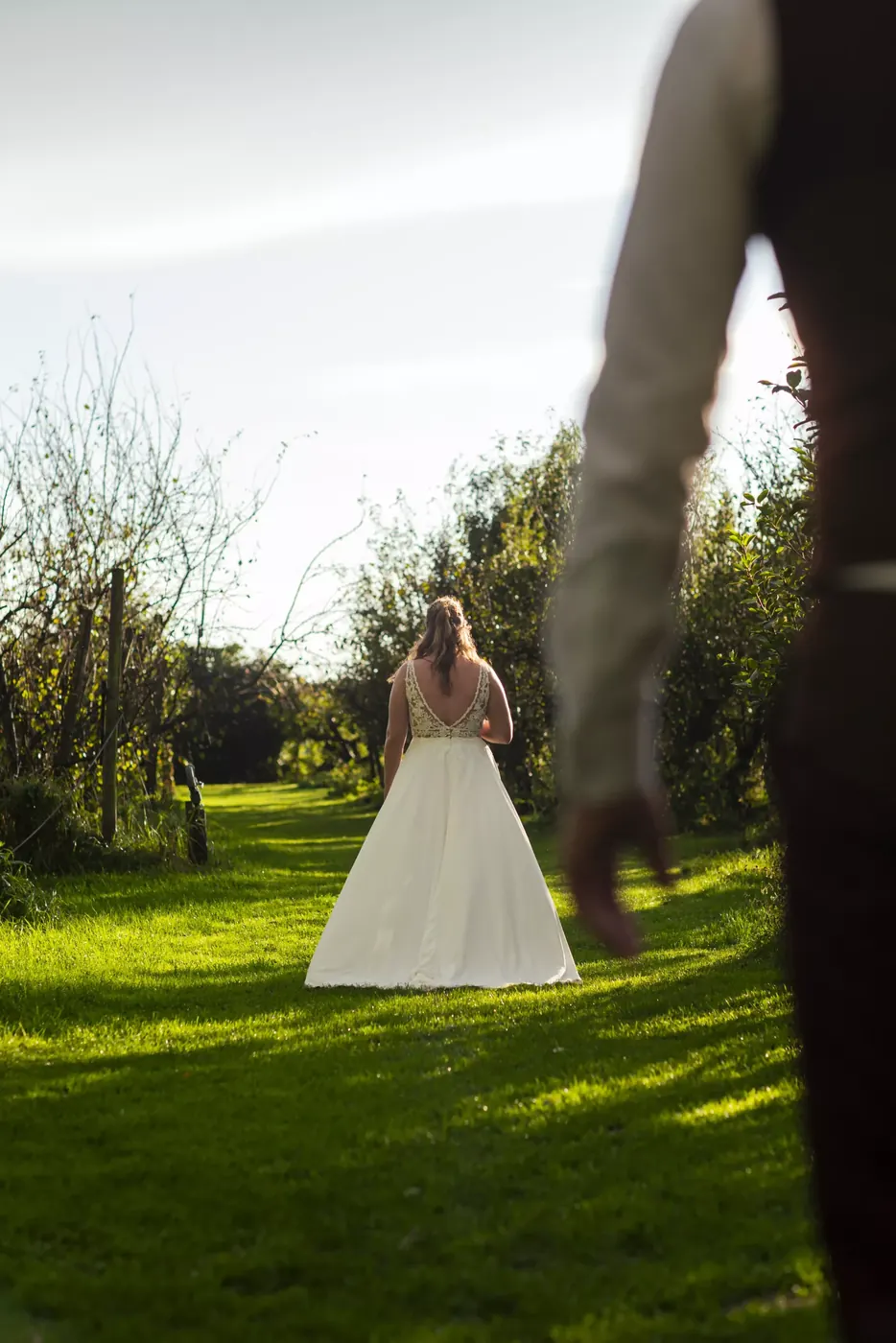 Bruidspaar tijdens de fotoshoot op hun trouwdag