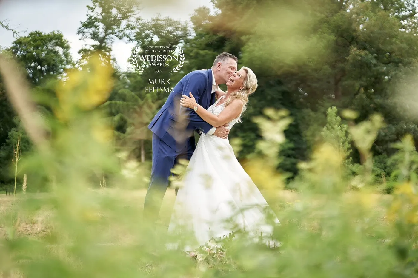 Bruidspaar tijdens de fotoshoot op hun trouwdag