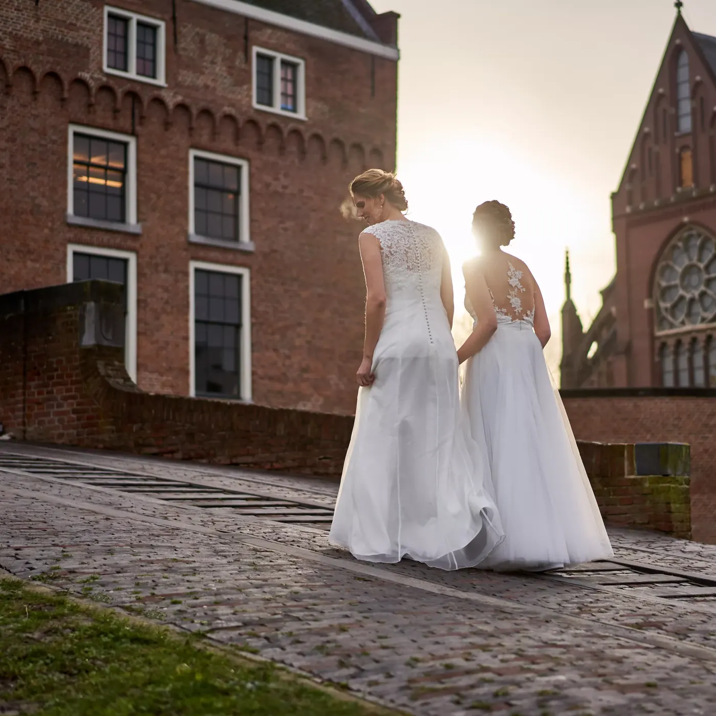 Twee bruiden voor een kasteel tijdens de trouwreportage