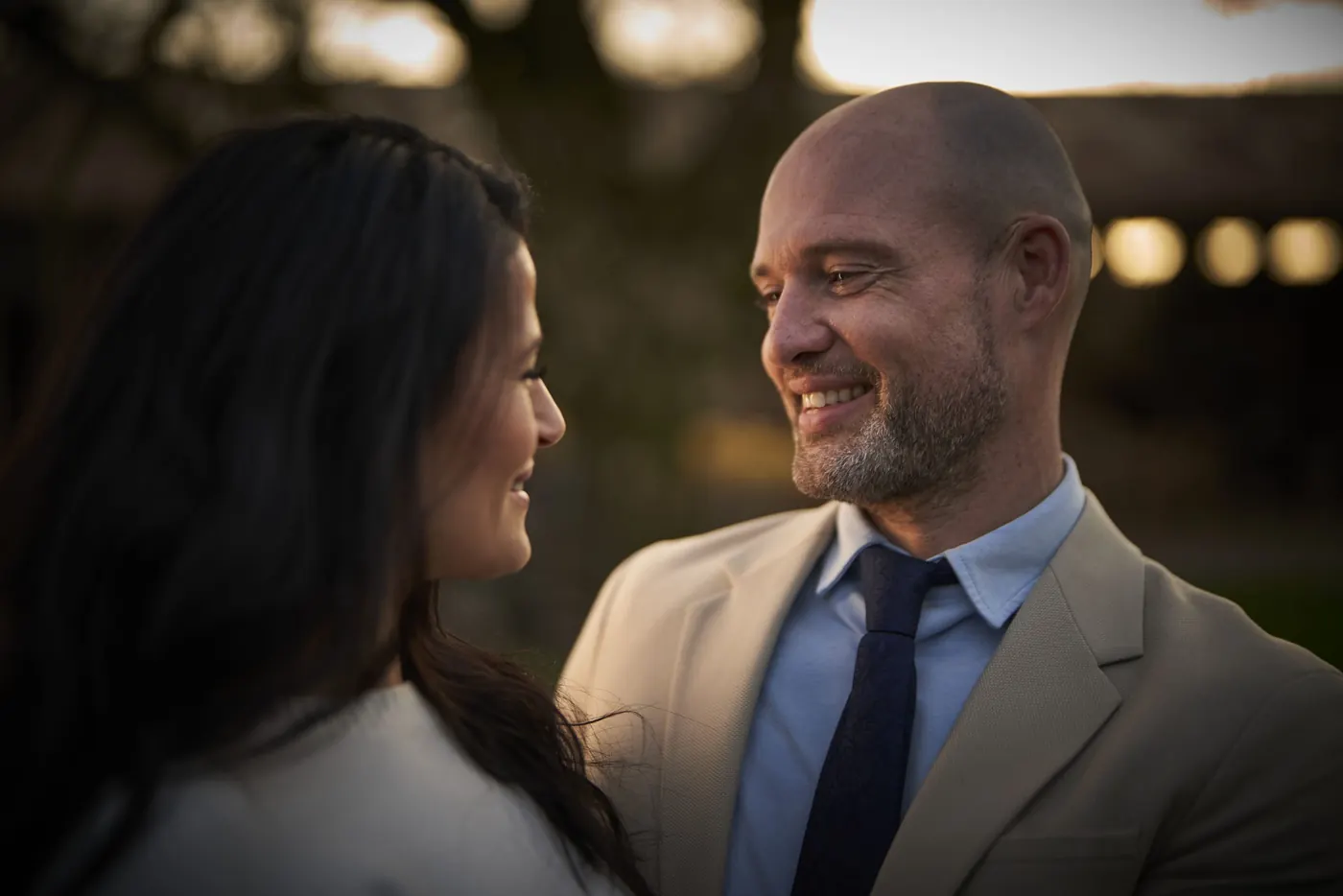 Bruidspaar tijdens de fotoshoot op hun trouwdag