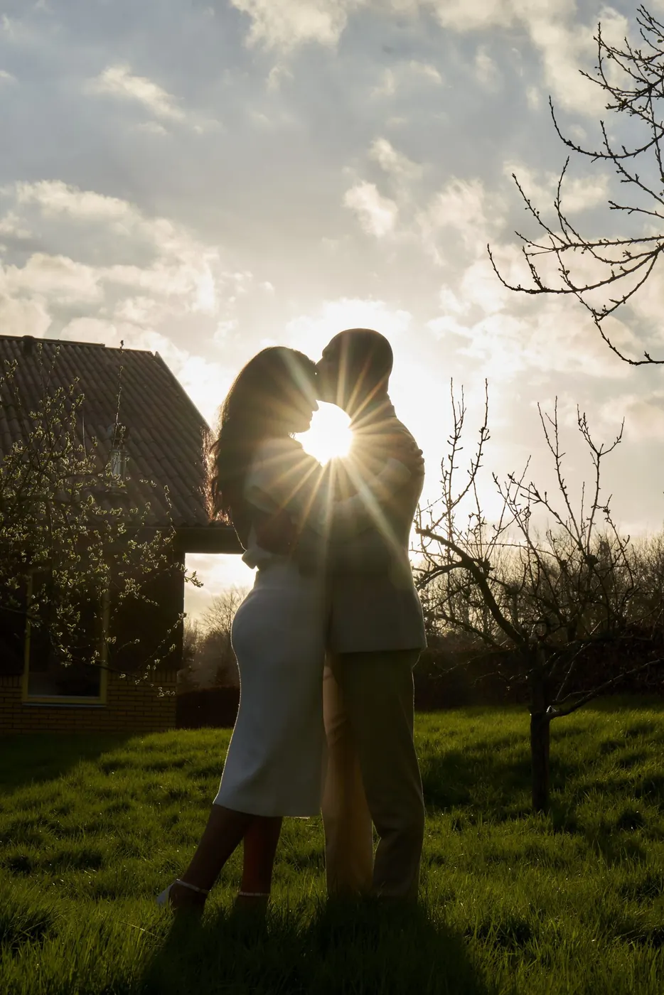 Bruidspaar tijdens de fotoshoot op hun trouwdag