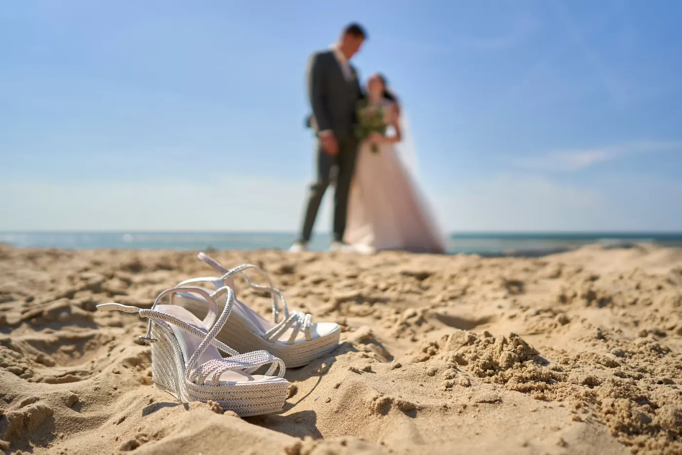Schoenen van het bruidspaar op het strand