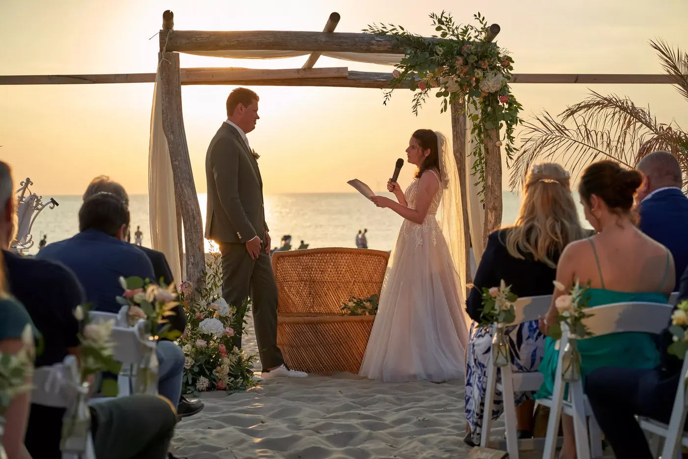 Ceremonie op het strand tijdens zonsondergang