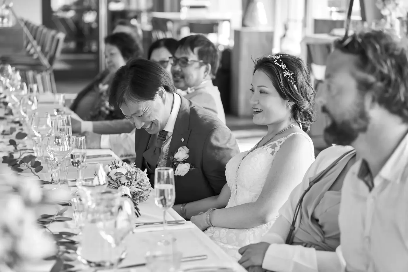 Trouwdiner met de gasten aan tafel