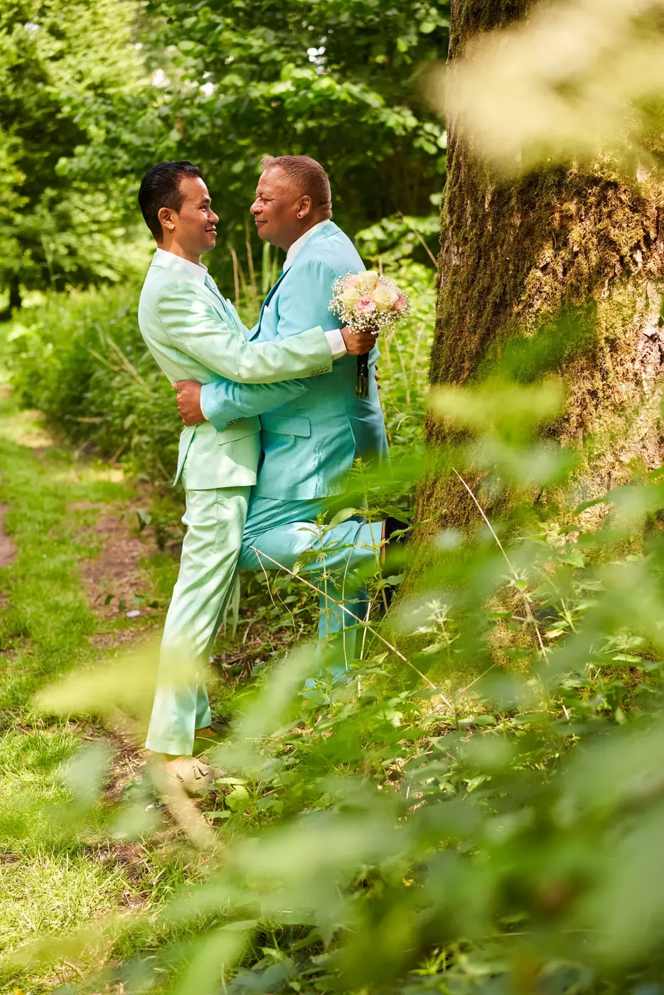 Twee bruidegoms tijdens hun trouwdag