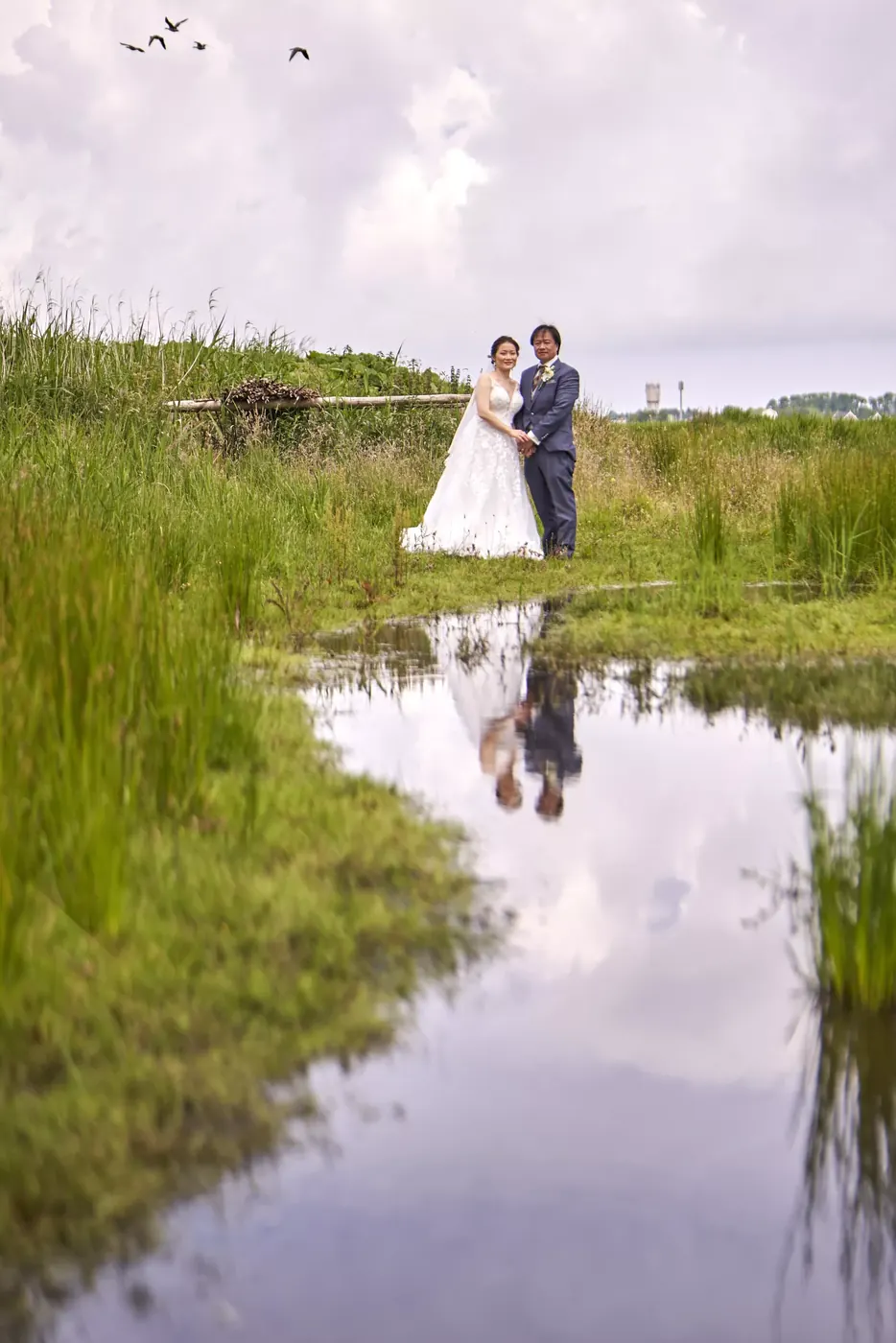 Bruidspaar tijdens de fotoshoot op hun trouwdag in Amsterdam