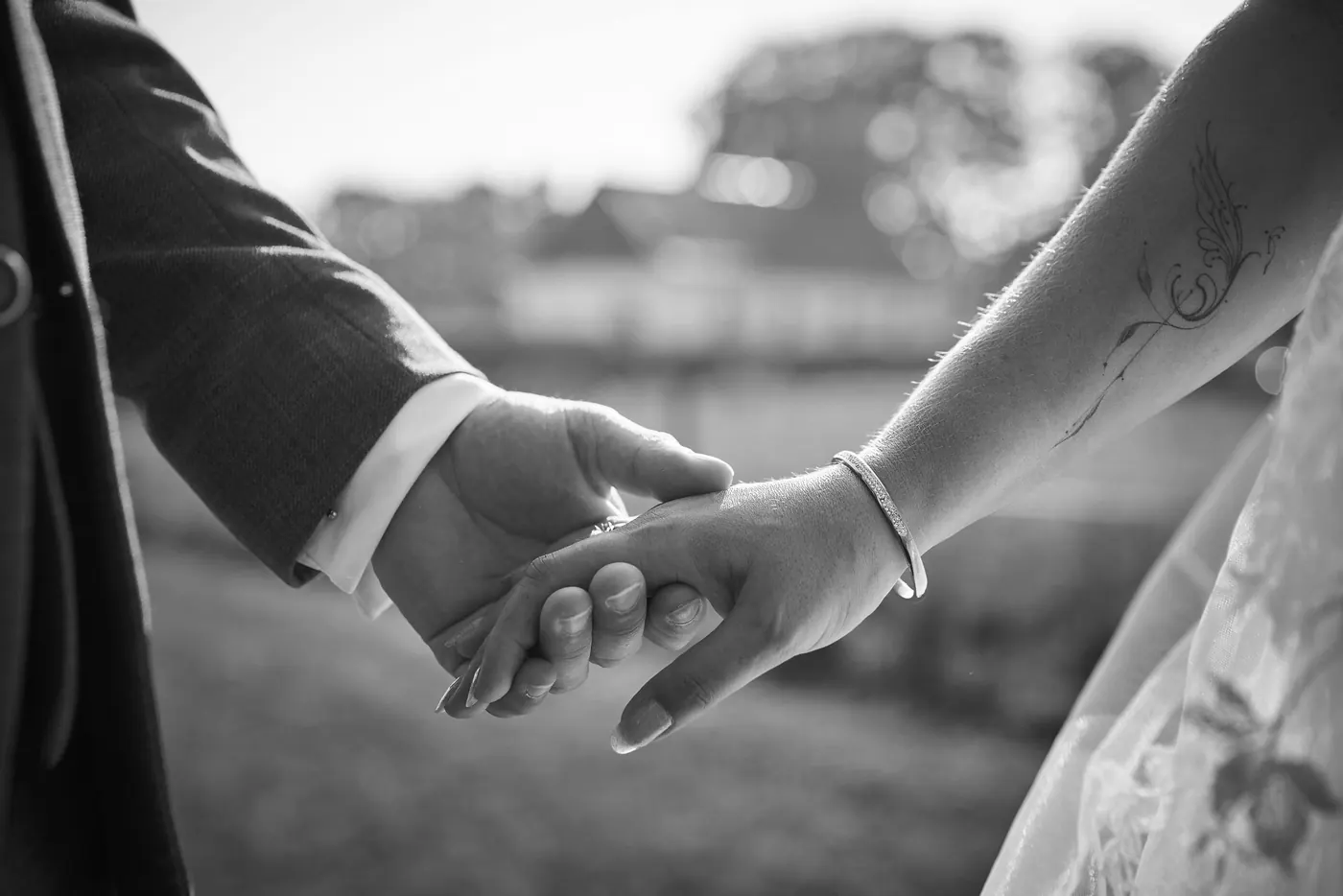 Bruidspaar tijdens de fotoshoot op hun trouwdag in het Gooi