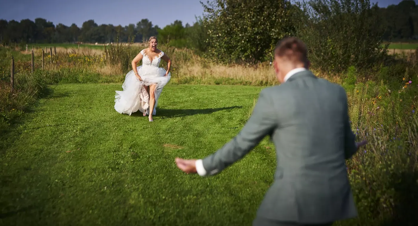 Bruidspaar tijdens de fotoshoot op hun trouwdag in het Gooi