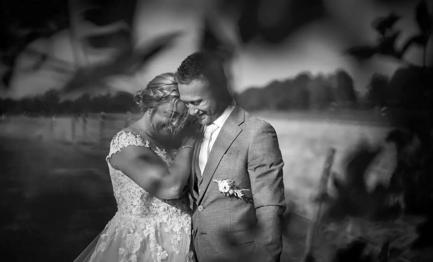 Bruidspaar tijdens de fotoshoot op hun trouwdag in het Gooi
