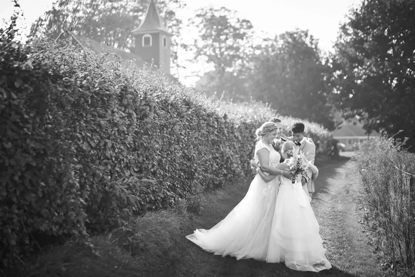 Bruidspaar tijdens de fotoshoot op hun trouwdag in het Gooi