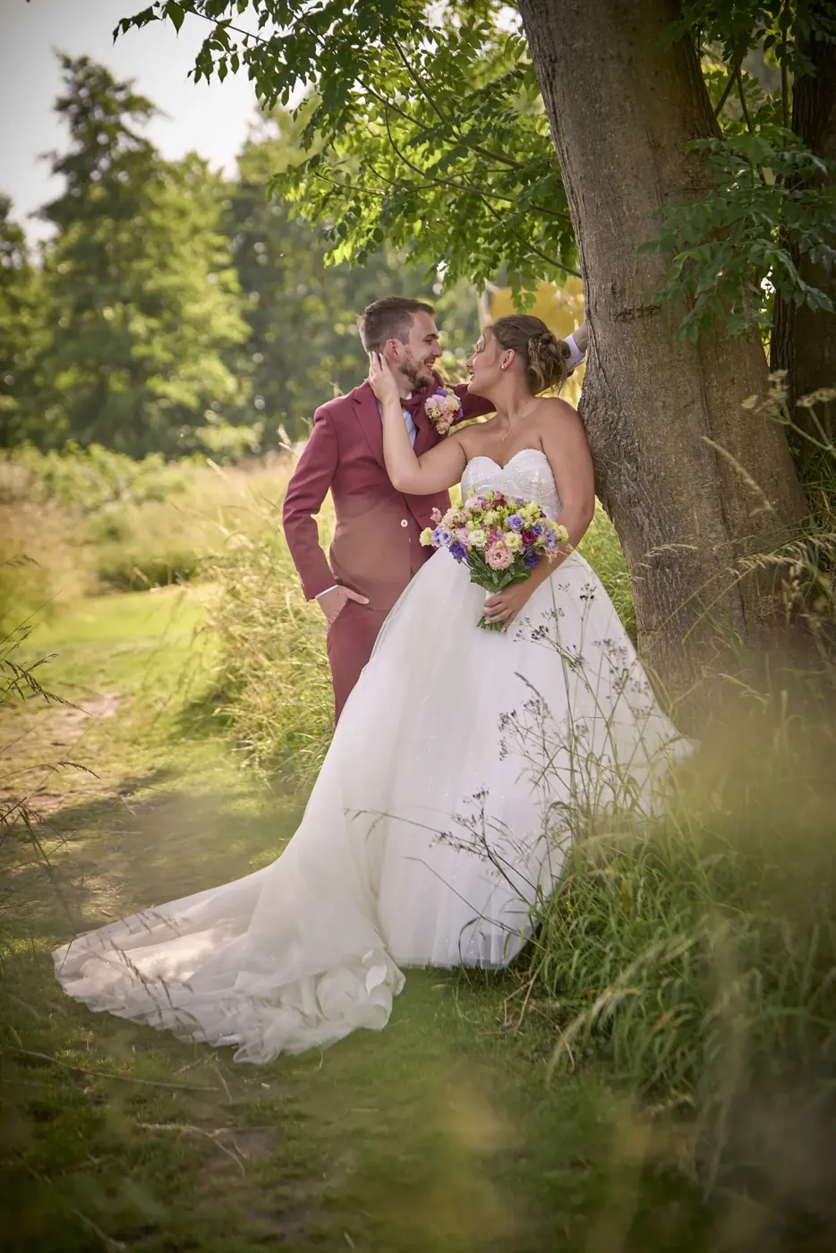 Bruidspaar tijdens de fotoshoot op hun trouwdag