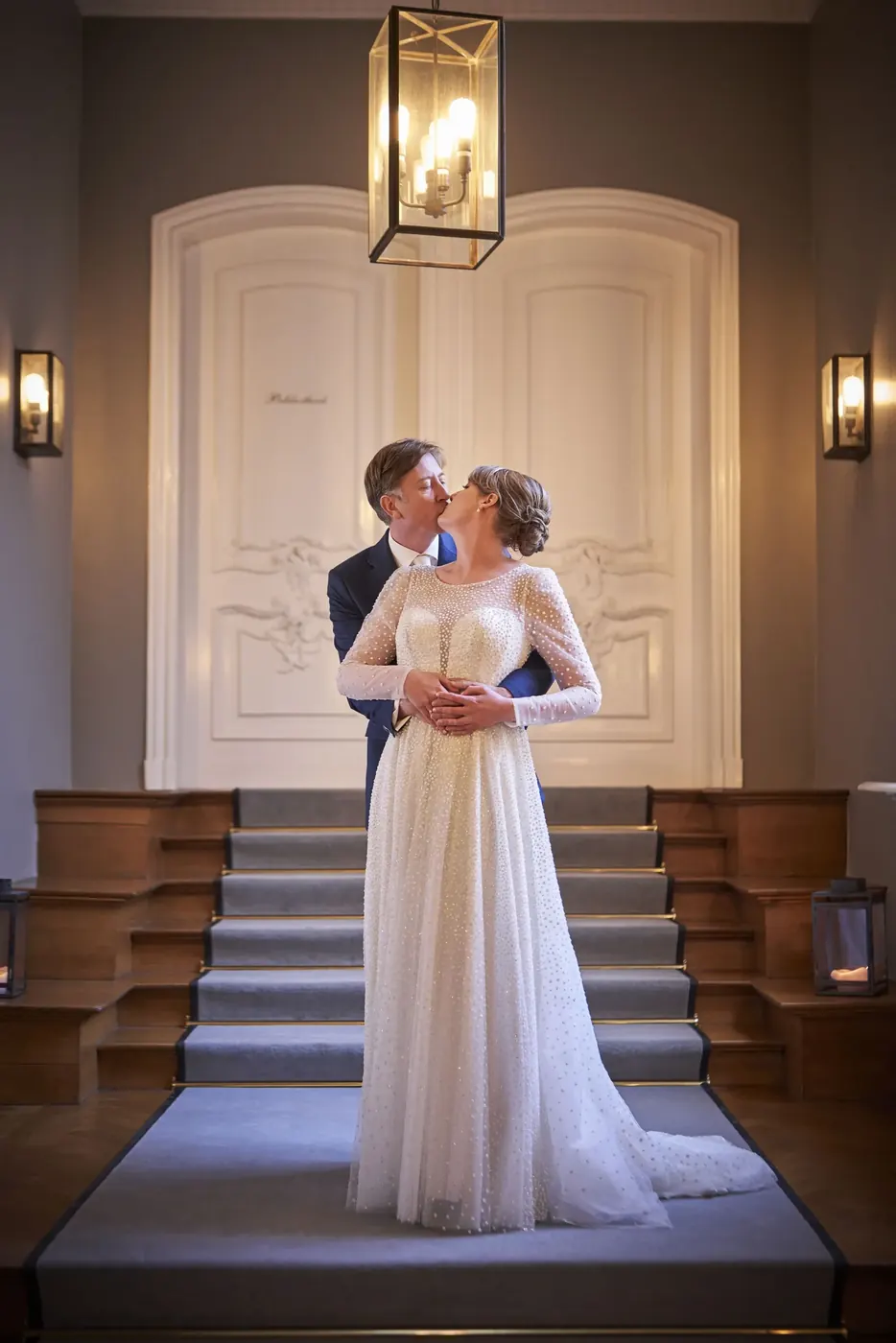 Bruidspaar tijdens de fotoshoot op hun trouwdag